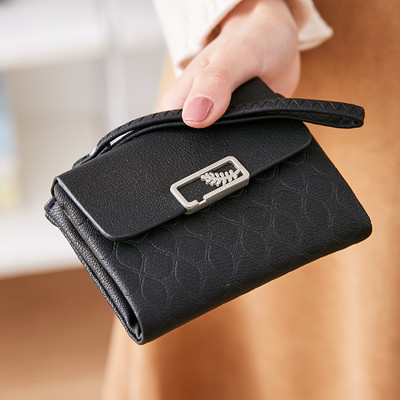 Γυναικείο έκο δερμάτινο πορτοφόλι με λαβή και μεταλλικό στοιχείο