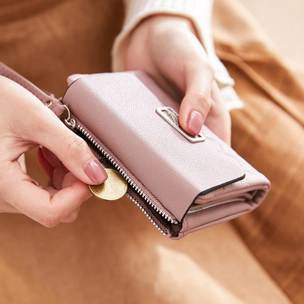 Γυναικείο έκο δερμάτινο πορτοφόλι με λαβή και μεταλλικό στοιχείο