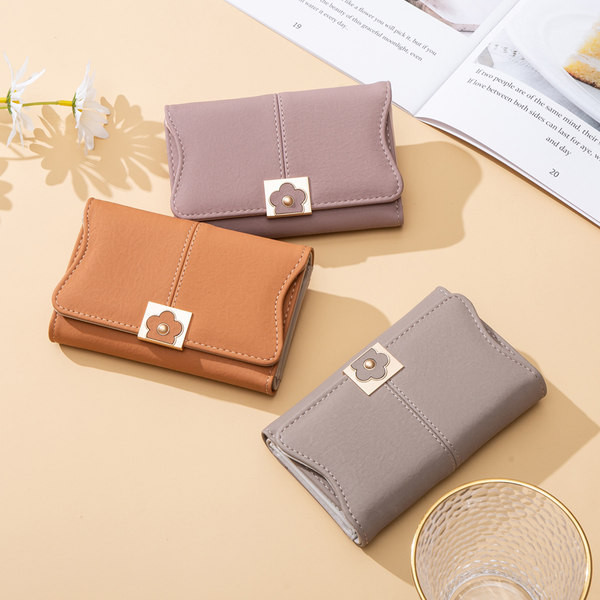 Sieviešu maks ar metāla aizdari dažādās krāsās