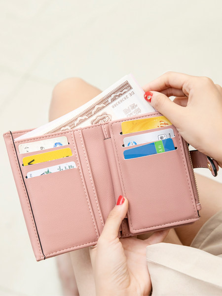 Πολυλειτουργικό γυναικείο πορτοφόλι κατασκευασμένο από faux δέρμα με μεταλλική στερέωση