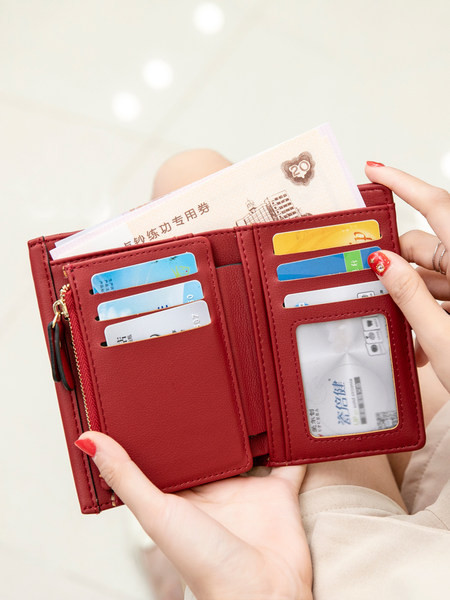 Πολυλειτουργικό γυναικείο πορτοφόλι κατασκευασμένο από faux δέρμα με μεταλλική στερέωση