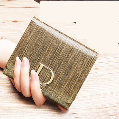 Γυναικείο μίνι πορτοφόλι λουστρίν με μεταλλικό στοιχείο