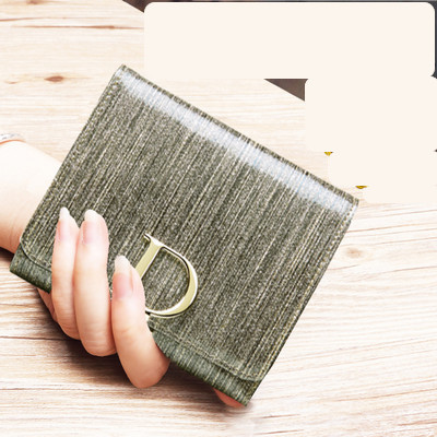 Γυναικείο μίνι πορτοφόλι λουστρίν με μεταλλικό στοιχείο