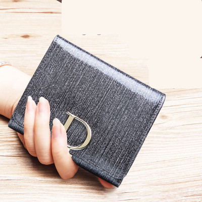 Γυναικείο μίνι πορτοφόλι λουστρίν με μεταλλικό στοιχείο