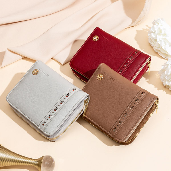 Sieviešu ādas maks ar rāvējslēdzēju un metāla elementu