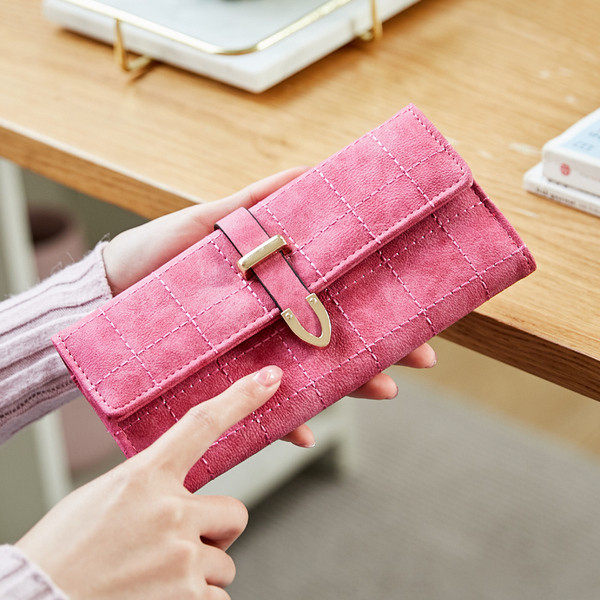 Rūtains sieviešu maks ar metāla aizdari