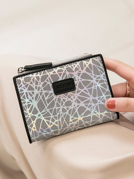 Kompakts sieviešu maks ar metāla aizdari un emblēmu