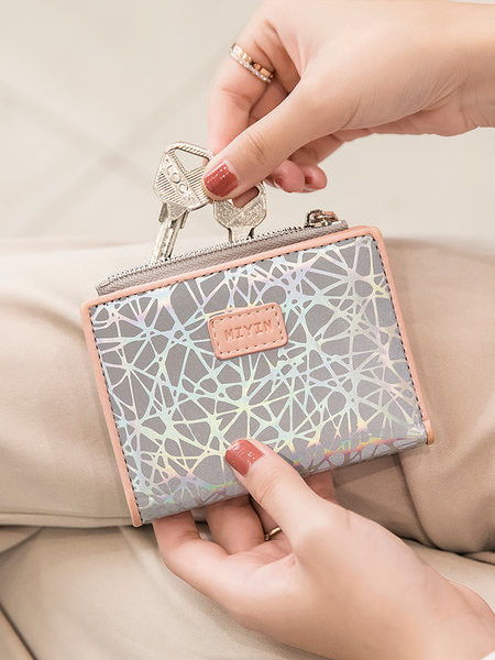 Kompakts sieviešu maks ar metāla aizdari un emblēmu