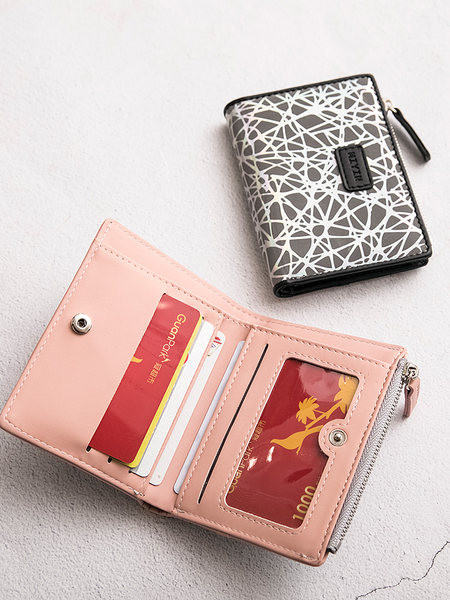 Kompakts sieviešu maks ar metāla aizdari un emblēmu