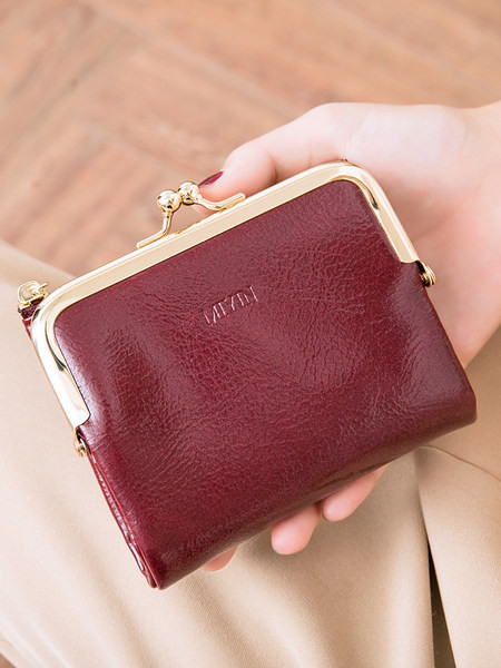 Neliels sieviešu maks ar vairākiem mākslīgās ādas nodalījumiem