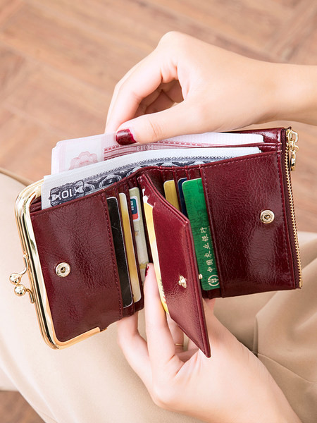 Neliels sieviešu maks ar vairākiem mākslīgās ādas nodalījumiem