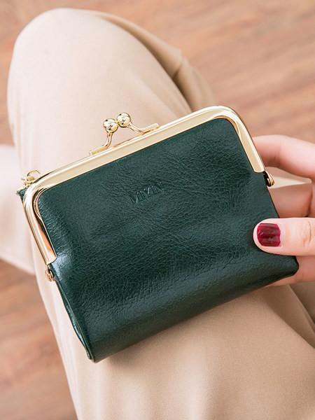 Neliels sieviešu maks ar vairākiem mākslīgās ādas nodalījumiem