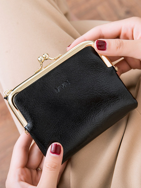 Neliels sieviešu maks ar vairākiem mākslīgās ādas nodalījumiem