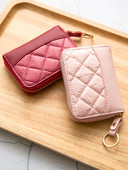 Mazs sieviešu maciņš dokumentiem vairākās krāsās