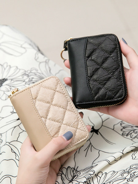 Mazs sieviešu maciņš dokumentiem vairākās krāsās