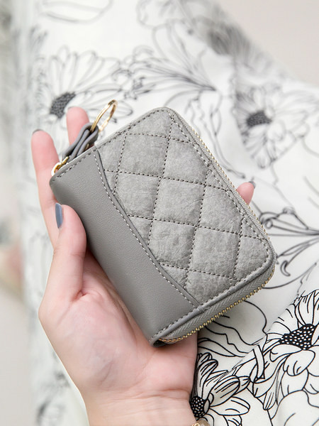 Mazs sieviešu maciņš dokumentiem vairākās krāsās