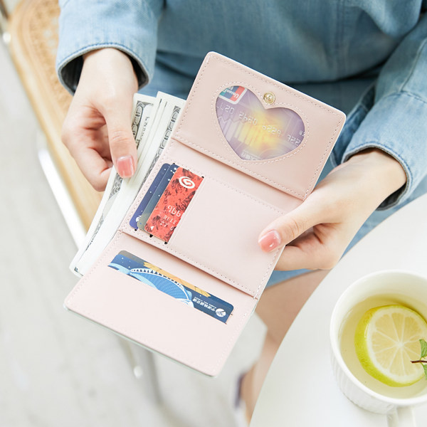 Mazs sieviešu ādas maciņš ar 3D elementu un aplikāciju