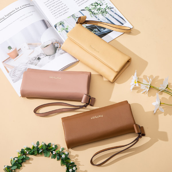 Γυναικείο έκο δερμάτινο πορτοφόλι με μεταλλική στερέωση και κοντή λαβή