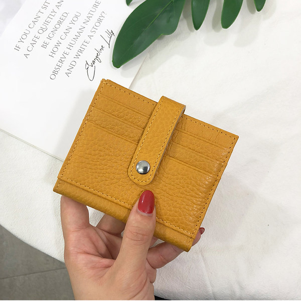 O poseta mica pentru documente si carduri de credit