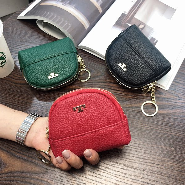 Sieviešu ādas somiņa ar metāla apdari un kulonu