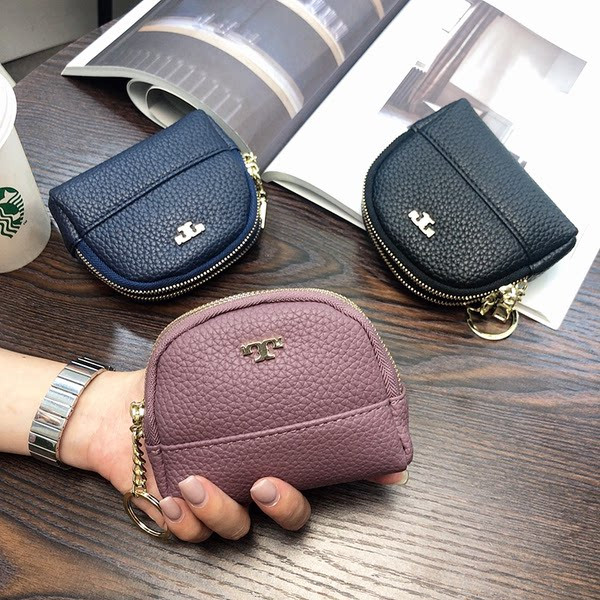 Sieviešu ādas somiņa ar metāla apdari un kulonu