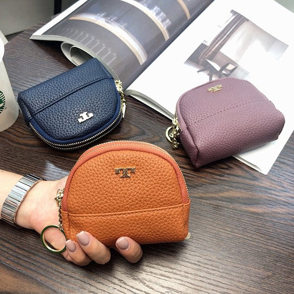 Sieviešu ādas somiņa ar metāla apdari un kulonu