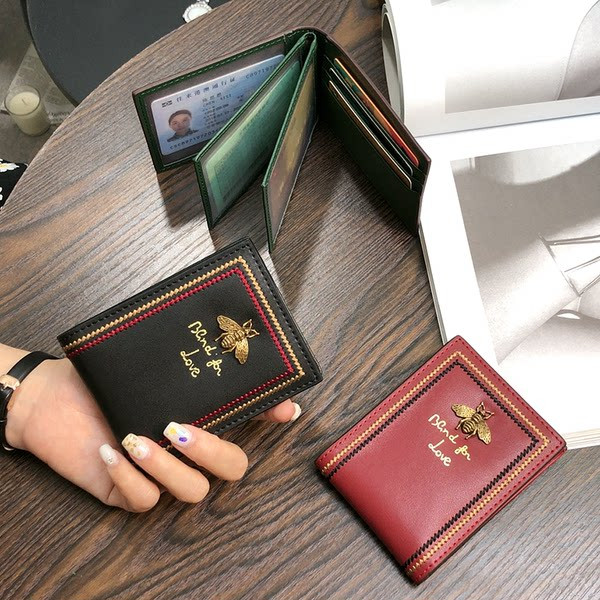 Sieviešu maks no eko ādas ar 3D elementu - dokumentiem un kartēm