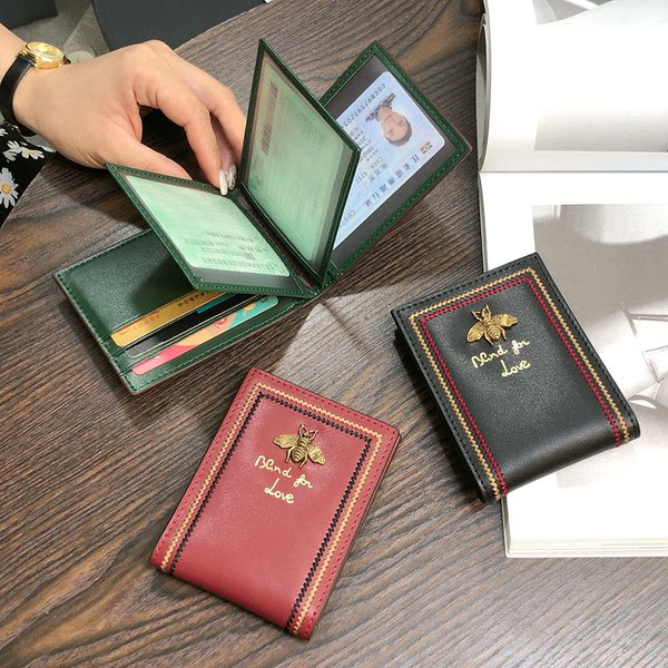 Sieviešu maks no eko ādas ar 3D elementu - dokumentiem un kartēm