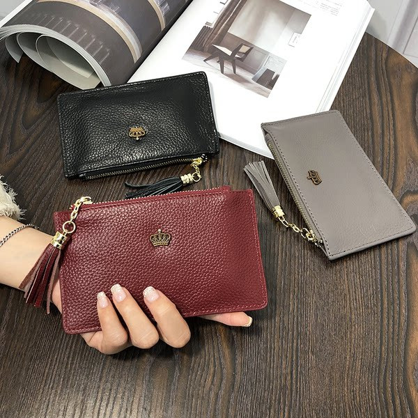 Portofel de dama din piele cu decor metalic si ciucuri