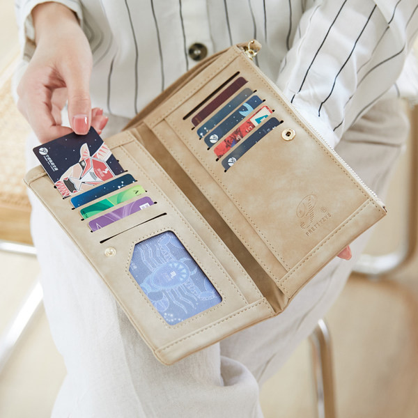 Garš sieviešu maks ar metāla apdari un īsu rokturi