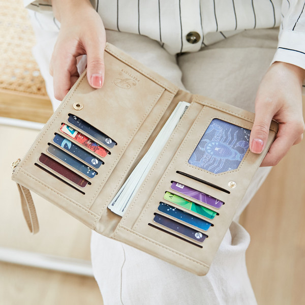 Garš sieviešu maks ar metāla apdari un īsu rokturi