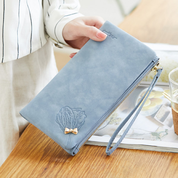 Garš sieviešu maks ar metāla apdari un īsu rokturi