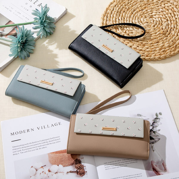 Portofel de dama din piele cu model floral si maner scurt