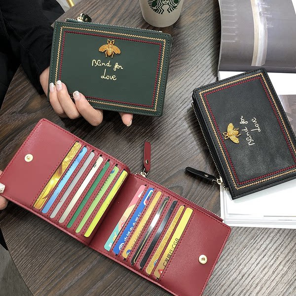Dámska kožená peňaženka na kreditné karty a dokumenty s výšivkou