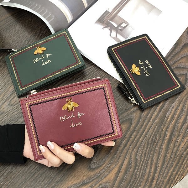 Dámska kožená peňaženka na kreditné karty a dokumenty s výšivkou