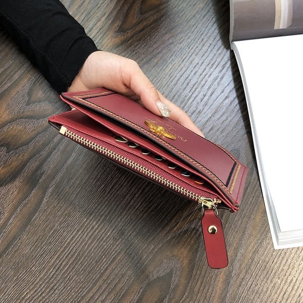 Dámska kožená peňaženka na kreditné karty a dokumenty s výšivkou