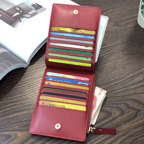 Dámska kožená peňaženka na kreditné karty a dokumenty s výšivkou