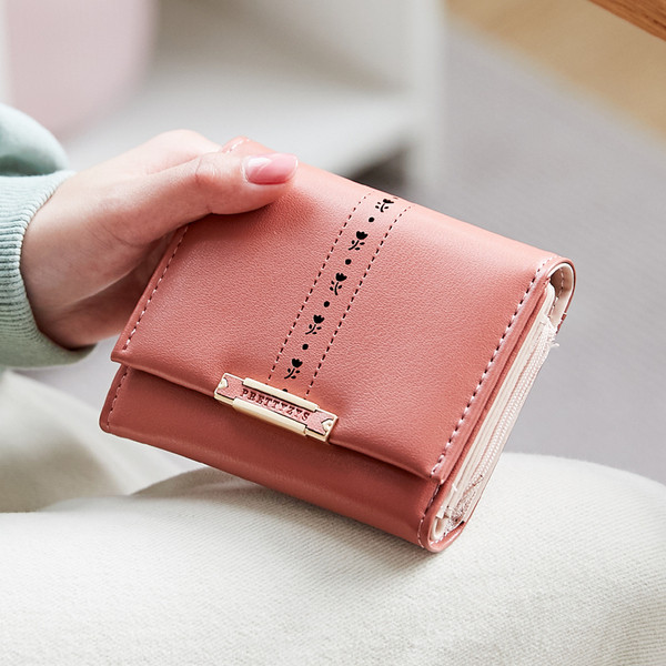 Γυναικείο πτυσσόμενο δερμάτινο πορτοφόλι με μεταλλική στερέωση