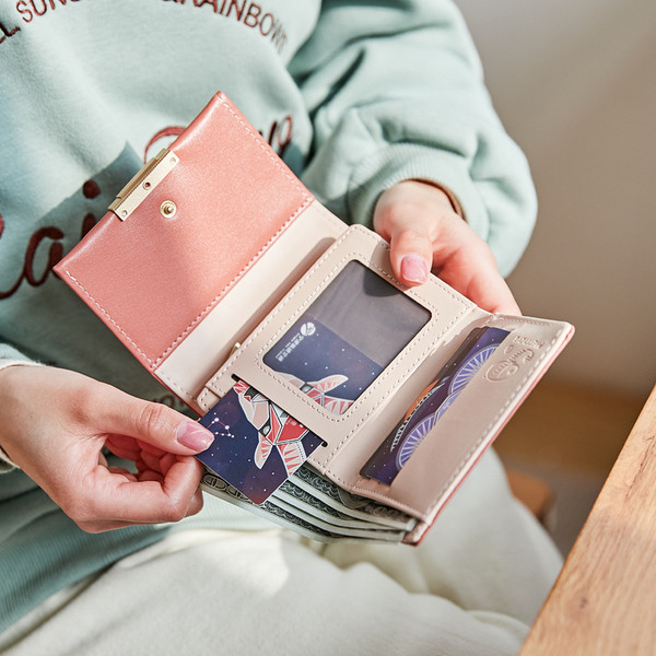 Γυναικείο πτυσσόμενο δερμάτινο πορτοφόλι με μεταλλική στερέωση