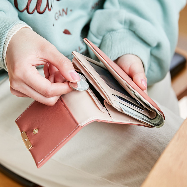 Γυναικείο πτυσσόμενο δερμάτινο πορτοφόλι με μεταλλική στερέωση