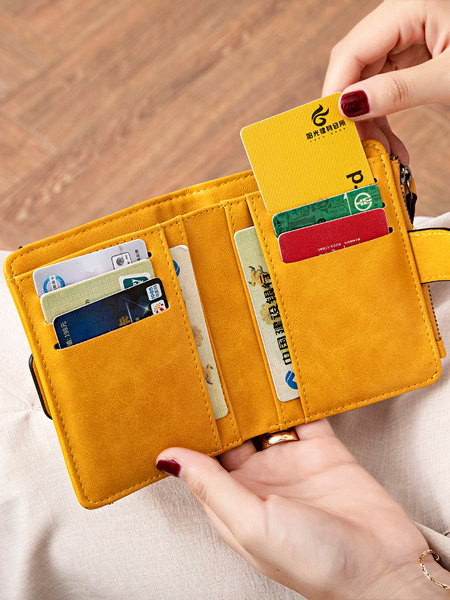 Neliels sieviešu maks no eko ādas ar monētu kabatu un metāla aizdari