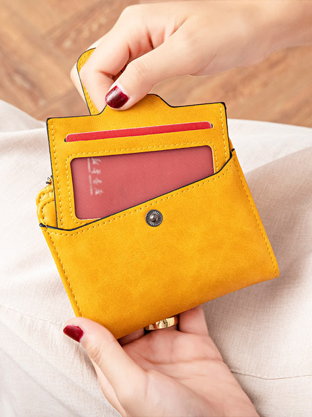 Neliels sieviešu maks no eko ādas ar monētu kabatu un metāla aizdari