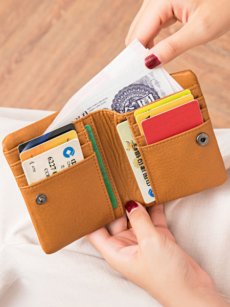 Daudzfunkcionāls mazs sieviešu maks ar metāla aizdari