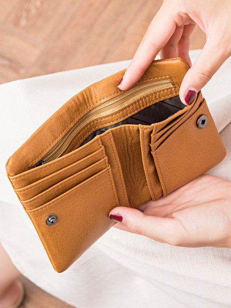 Daudzfunkcionāls mazs sieviešu maks ar metāla aizdari