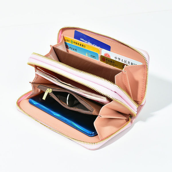 Sieviešu maks ar uzrakstu un metāla elementu