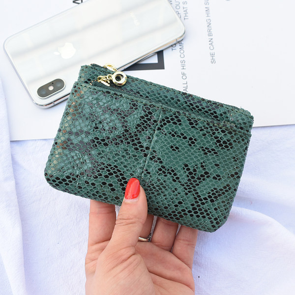 Sieviešu ādas maks ar rāvējslēdzēju un dzīvnieku apdruku