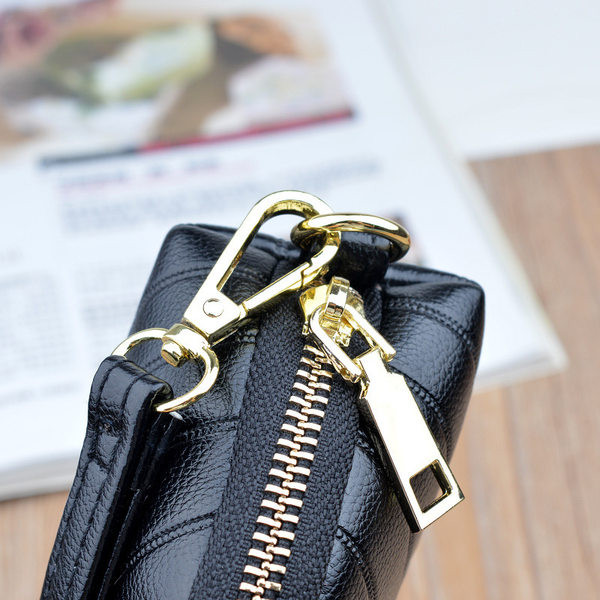 Sieviešu somiņa no eko ādas ar metāla uzrakstu un īsu rokturi