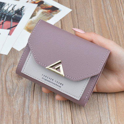 Μικρό γυναικείο πορτοφόλι με μεταλλικά εξαρτήματα και θέση για χρεωστικές κάρτες