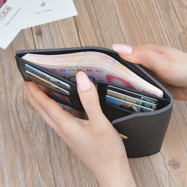 Maža moteriška piniginė su metaliniu užsegimu ir debeto kortelių skyreliais