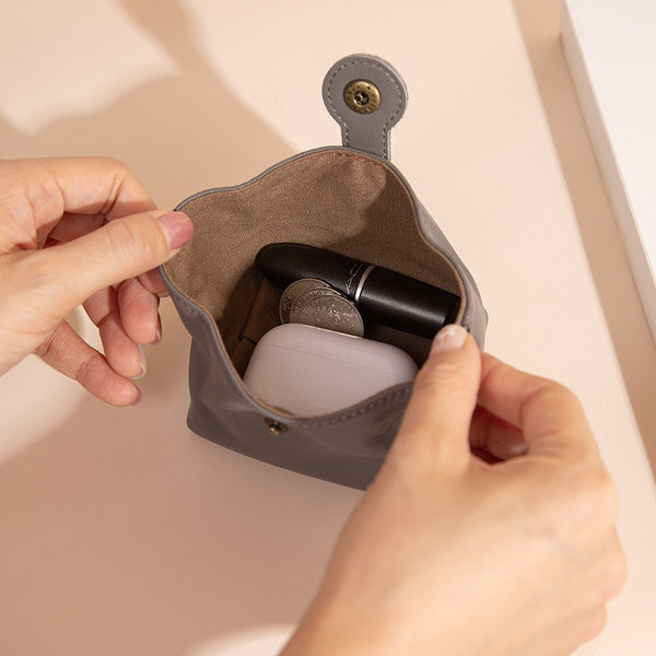 Sieviešu ādas maks ar pogām vairākās krāsās